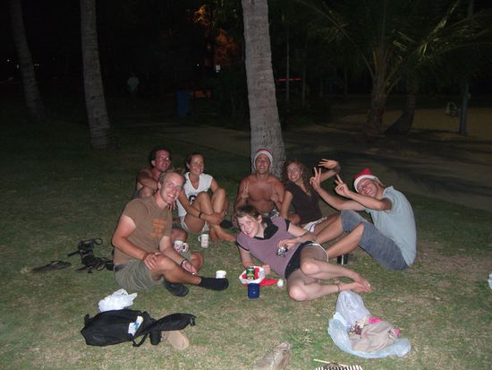 Immer noch Weihnachten. Aber schon nach etwas Fischwein und einigen Trinkspielen mehr!(v.l.ennis,h.l.:Gilad,h.r.:Eyal und wir)