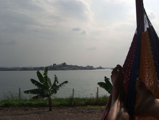 ausblick aus der haengematte. kommt leider nicht so genial rueber wie es wirklich war!