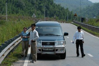 Auf unserer Nord-West-Tour mit Driver Nghie, Guide Hung und unserem zuverlaessigen Auto