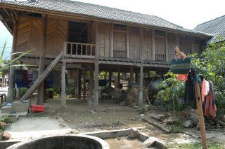 Ein Haus der Weissen Tai in Lac (NW Vietnam)