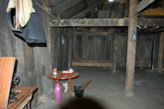 Im Wohnzimmer der Roten Dzao mit dem Bett im Hintergrund