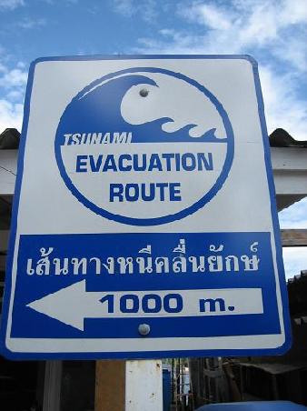Solche Schilder findetmanin Ko Lanta entlang derganzen Kuestenlinie.