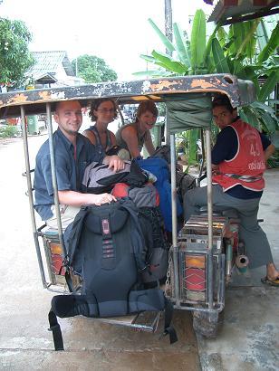 Ein Mopedtaxi. Ja, ich habauch noch drauf gepasst!