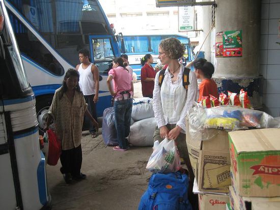 warten auf den bus am südlichen busterminal in bangkok