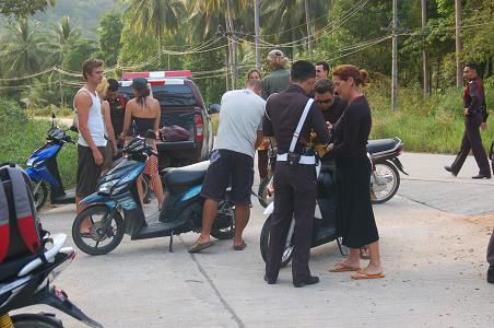 Polizeikontrolle nach Drogen auf Koh Phangan (zum Glueck hatten wir schon alles aufgebraucht)