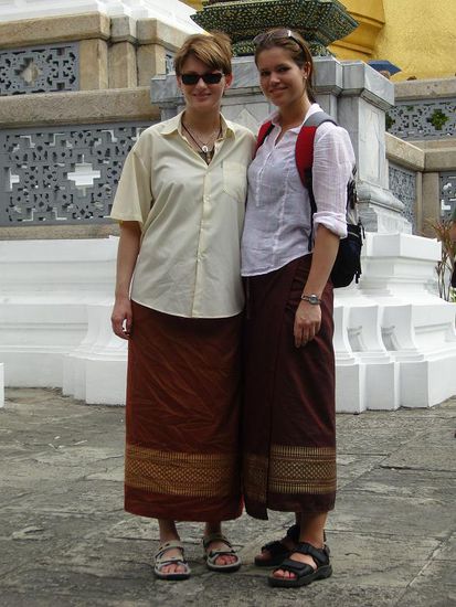 unsere zwei Huebschen (leider waren ihre eigenen Sachen zu kurz)