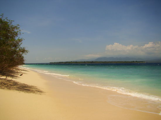 Dem Paradies so nah... Unser Strand auf Gilli Meno 
Im Hintergrund Gilli Air und dahinter die Vulkane von Lombok... so schee
