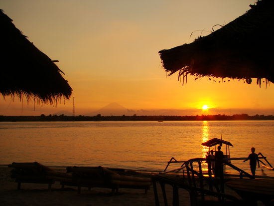 Ausblick beim Sunset vom Good Heart Cafe auf der anderen Seite von Gilli Meno.
Mit Vilkan Agung im Hingergrund der heilige Berg von Bali und Gili Trawangan.
Genau hier haben wir die Bekanntschaft mit den Schildkroeten 60cm Durchmesser beim Schnorcheln am Nachmittag gemacht.