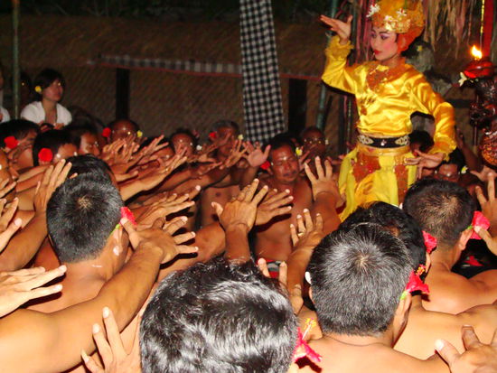 Kecak Dance. 140 Maenner sitzen im Kreis und singen den einen in Trance, der spaeter uebers Feuer laeuft. Nebenbei wird eine Art Maerchen erzeahlt. Ubud