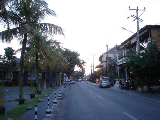 typische Strasse in Seminyak