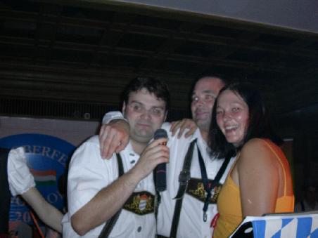 auf der buehne auf dem oktoberfest in mangalore