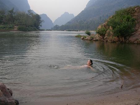 beim schwimmen... es war wirklich kalt...