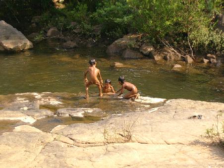 kiddies beim baden... die sind da gerutscht...