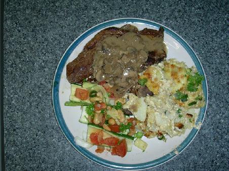 T-bonesteak mit gefuellten zucchinis, kartoffelauflauf und champignonsahnesosse...