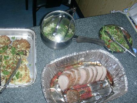 Kartoffelpuffer, Roast, salat und gemuese. zum nachtisch gab's eis...