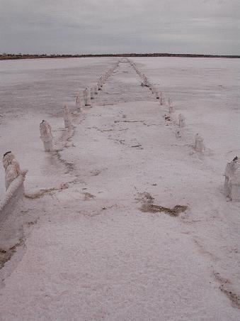 Lake Hart, man hat echt gedacht, es hat geschneit in Aussieland... Im nachhinein haben wir auch gelesen, dass man doch besser nicht auf dem See laufen sollte, da es ein Bombenuebungsplatz war und noch Ueberreste vorhanden sein koennten... naja... haben's ja ueberlebt...