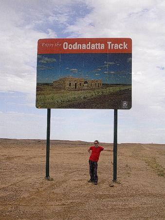 der Oodnadatta Track... die Strasse selber unterschied sich gar nicht von der Landschaft und wir hatten nur einen Ersatzreifen... aber wir habens geschafft...