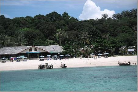 Blick auf den Long Beach samt Resort