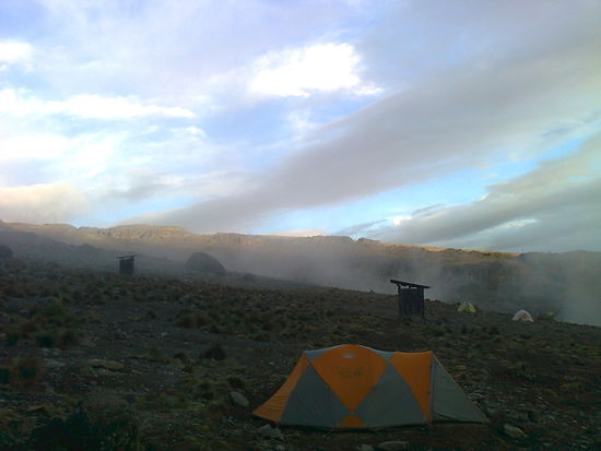 Hier im Hintergrund sieht man 2 Plumpsklos auf der Lauer liegen...sie sehen vermeintlich unscheinbar und harmlos aus...aber der Eindruck täuscht gewaltig...heimtückisch bis ins Mark...