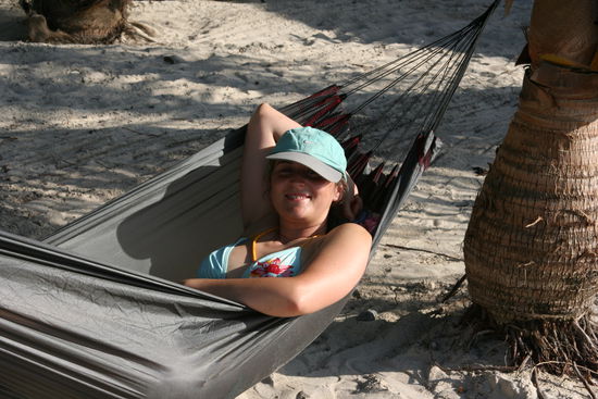 Maite am relaxen am West Bay Beach auf Roatan.