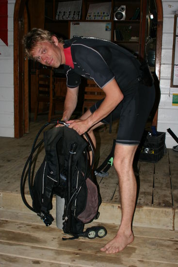 Claudio am vorbereiten für den Nachttauchgang, von Maite hat es leider keine Foto, da wir die Kamera nie mitgenommen haben...