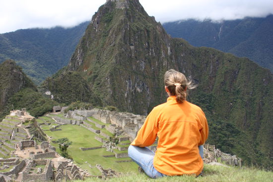 Maite am meditieren vor den Ruinen von Macchu Picchu