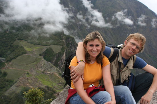 Claudio und Maite gluecklich auf dem Wayna Picchu beim Macchu Picchu