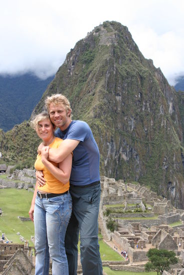 Und hier noch eine Foto von uns beiden vor den Ruinen vom Macchu Picchu, ihr findet uebrigens unter dem Kapital Roatan auch noch Fotos, den jetzt habe ich es erlickt wie ich Fotos uploaden kann und der PC hier ist schnell