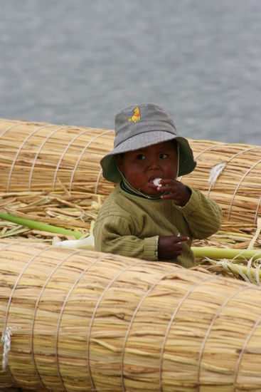 Indianerbub im Schilfboot auf diesem Boot sind wir auch gefahren.
