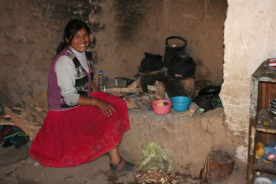 Die Tochter unserer Gastfamilie auf Amantani in der Kueche (nein Strom gibt es hier nicht)