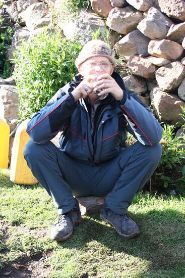 Ich bin hier am Coca Tee trinken (ist Medizin und hilft die Hoehe besser zu ertragen, Kopfschmerzen etc)