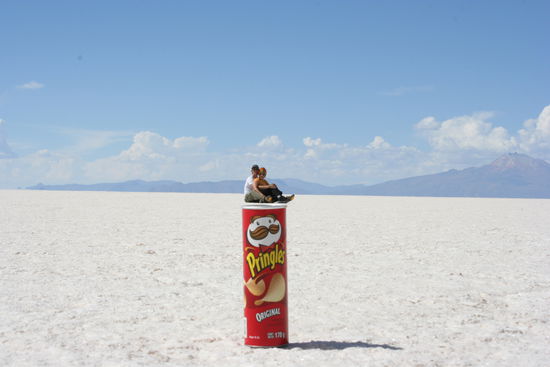 Die grösste Salzwüste der Erde, der Salar de Uyuni ist ein idealer Ort für Trickfotos