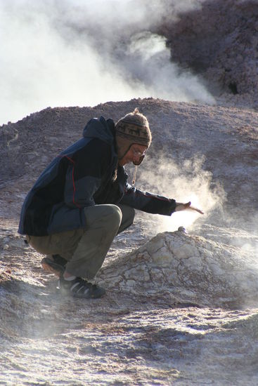 Claudio vor einem Minigeysir