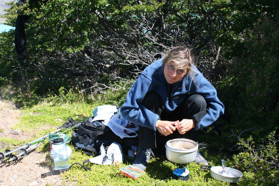 Maite am Kochen mit unserem Gaskocher