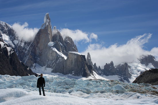 Claudio beim Icehiking im Nationalpark El Chalten beim vor dem wunderschoenen Berg Cerro Torre.