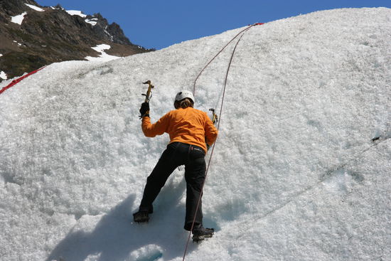 Maite beim Iceclimbing mit Eispickel beim Gletscher vor dem Cerro Torre.