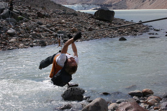 Claudio beim ueberqueren eines Fluss mit einer Seilwinde.