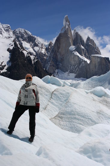 Maite mit Cerro Torre einem der schoensten Berge der Welt im Hintergrund