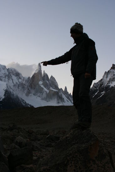 Das ist er, der Cerro Torre (Claudio "berührt" den Berg mit dem Finger)