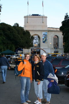 Maite, Mike & Susan vor dem Stadion