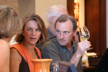 Mike und Susan beim Weindegustieren