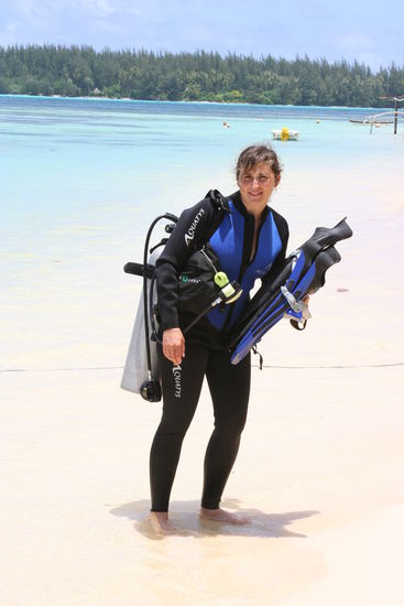 Maite kommt gluecklich von Ihrem Tauchgang zuruck