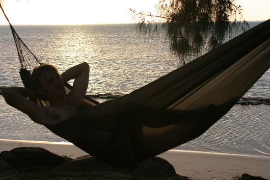 Claudio am relaxen am Strand. Hier hatten wir unsere Unterkunft in einem kleinen Haeuschen auf dem Camping Nelson beim Hauru Point in Moorea