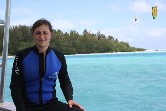 Maite auf dem Tauchboot von Moorea Fun Divers. Im Hintergrund sieht man Kite Surfer.