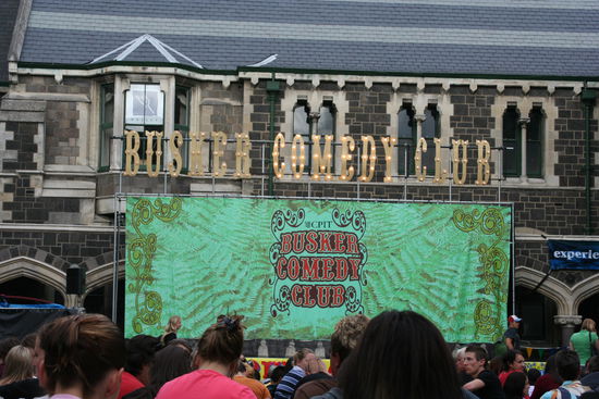 Busker Festival in Christchurch mit den weltbesten Strassenkuenslern, hier sind wir im Innenhof vom Artscenter wo wir beste Comedyunterhaltung genossen haben