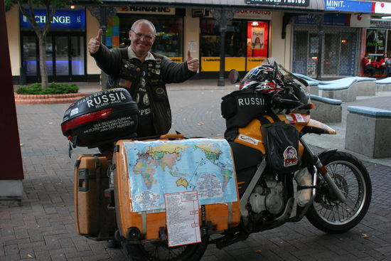 Dieser Russe ist taubstumm und ist seit den 60 Jahren schon in 62 Laender gewesen.