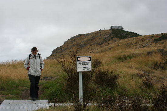 Hier sind wir zu Fuss am runterlaufen vom Berg der Gondola und Maite steht hier auf einer Oelpipeline