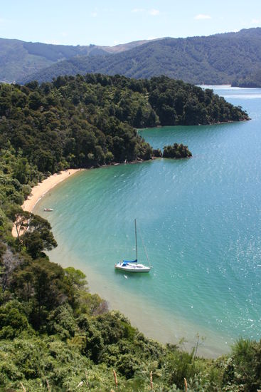 Diese wunderschoene Aussicht kann man auf dem Queen Charlotte Drive geniessen in der Naehe von Picton einem verschlafenen Hafenstaedchen