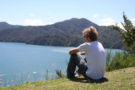 Claudio geniesst die wunderschoene Aussicht und das Traumwetter am Queen Charlotte Drive