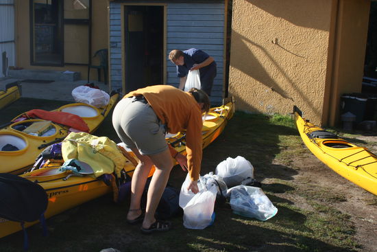 Maite ist am packen unseres Kanus fuer unsere Kayaktour  im Abel Tasman Nationalpark